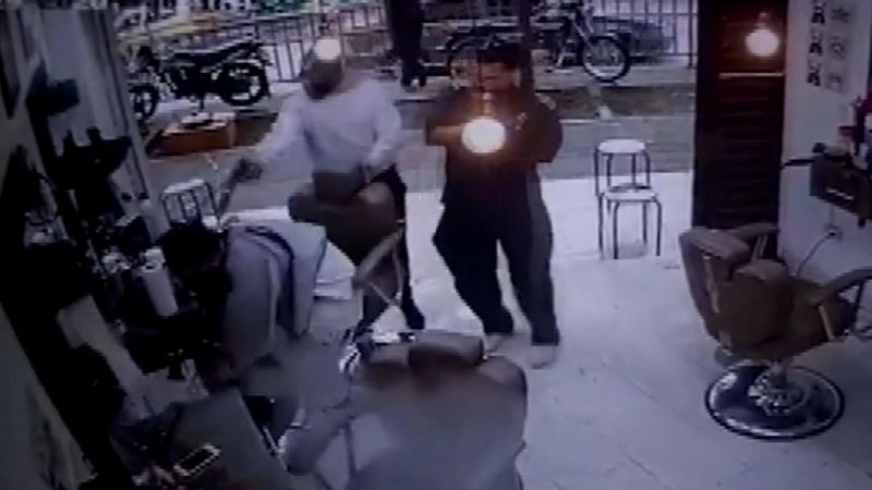 Kolombiya'da berber koltuğundaki müşteriye infaz