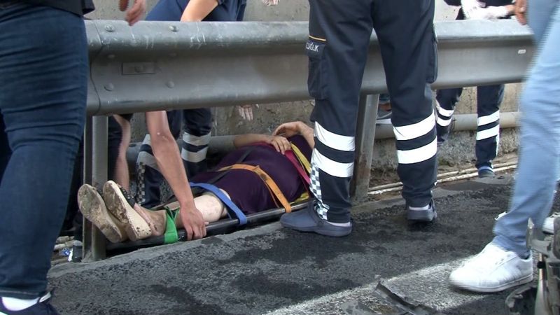 İstanbul'da kaza yapan minibüste, bebeğiyle yola savruldu