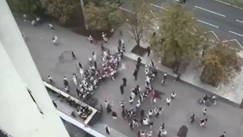 Belaruslu kadınlar, polisi kuşatma altına aldı