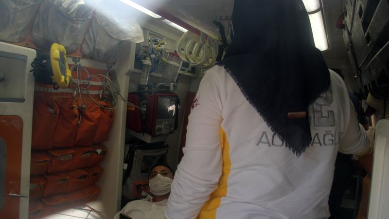 Adana'da banka müşterisi, güvenlik görevlisini bıçakladı