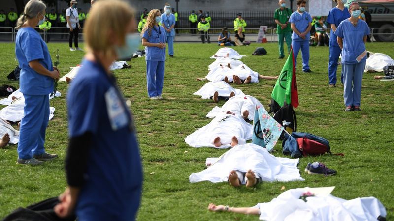 İngiltere’de çevrecilerden kefenli eylem