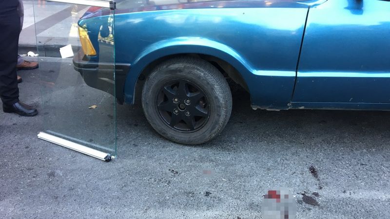 Şişli'de yoldan geçen gencin kafasına cam düştü