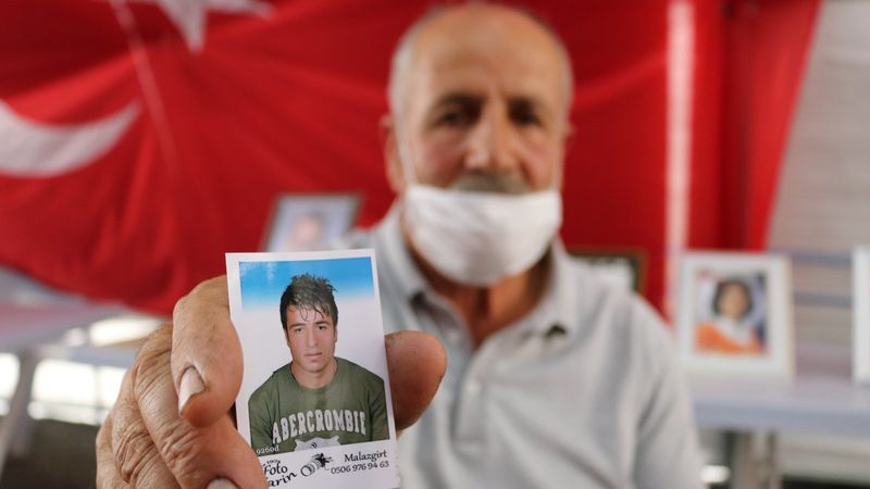 Diyarbakır’da HDP önündeki evlat nöbeti eylemine bir aile daha katıldı