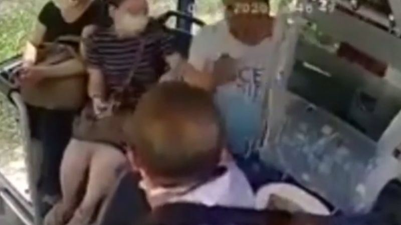 Hatay'da, maske takmasını isteyen şoförü yumrukladı