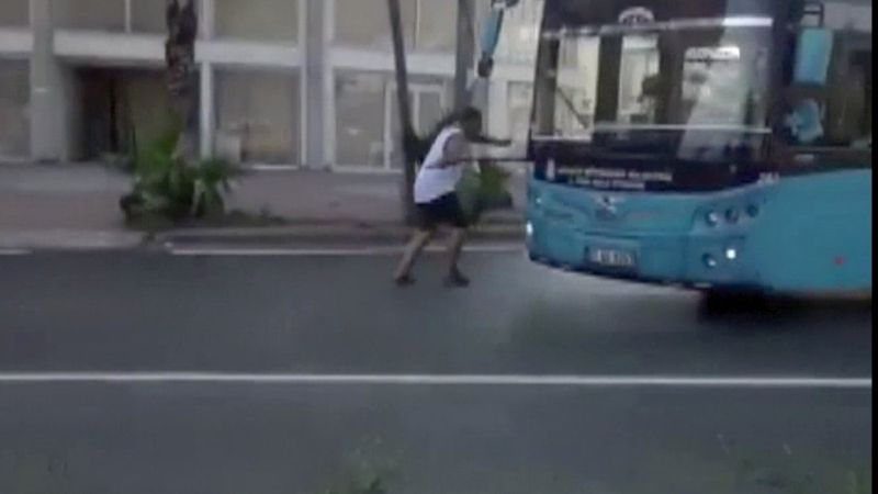 Antalya'da otobüse maskesiz alınmayınca, sileceklere tutundu