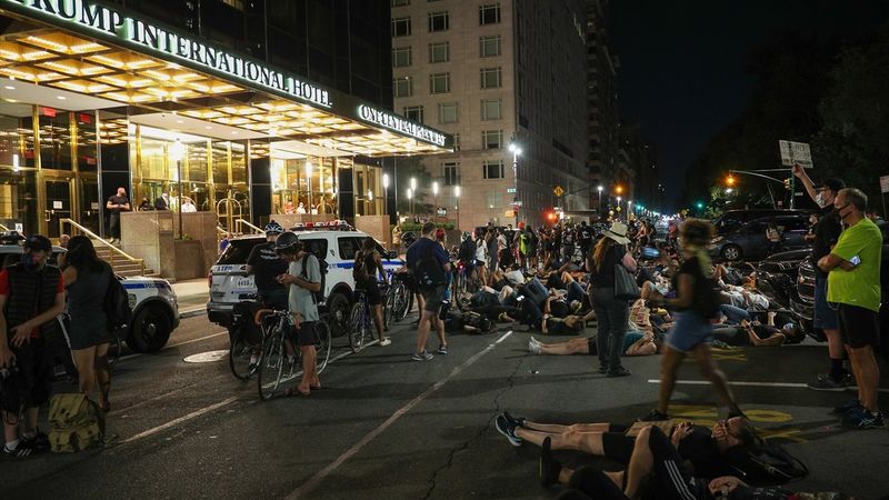 New York'ta Trump karşıtı protesto: Yüzlercesi otel önünde yattı