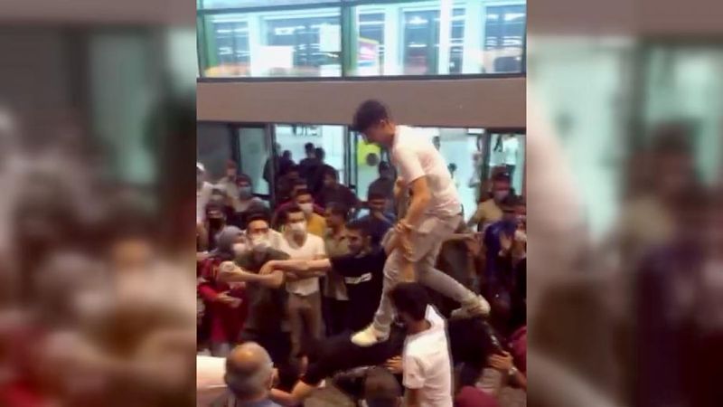 Ankara'da asker uğurlayan aileler yine koronavirüsü unuttu