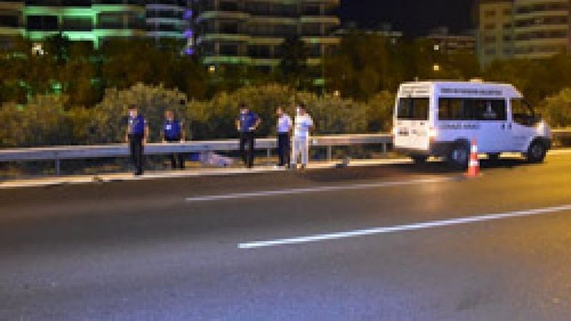 İzmir'de arkadaşlarına yardım etmek isteyen gence otomobil çarptı