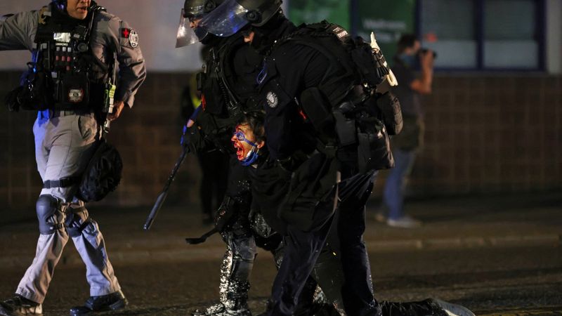 ABD polisi silahsız göstericileri döverek gözaltına aldı