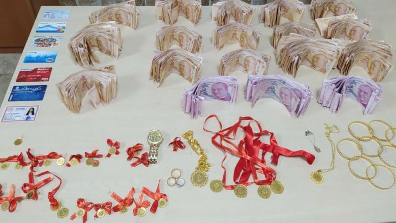 Yenge, gelinin 200 bin liralık takılarını çaldı