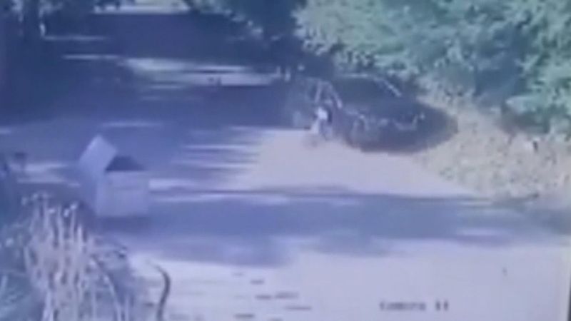 Beykoz'da otomobilin bisikletli çocuğa çarpma anı