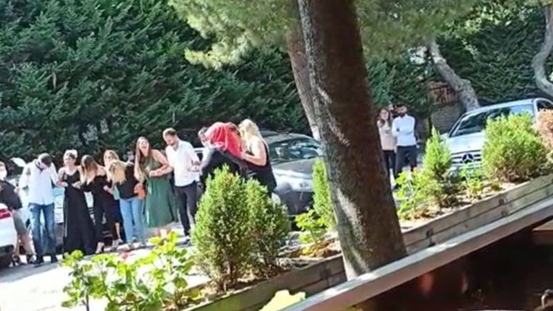 İstanbul'da nikah sonrası halay çeken vatandaşlar kamerada