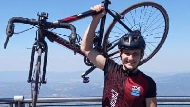 Bursa’da bisikletçi virajı alamadı, bariyerlere girdi