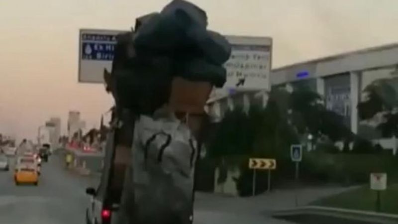 Kasasında karton yığınlarıyla E-5'te ilerleyen otomobil