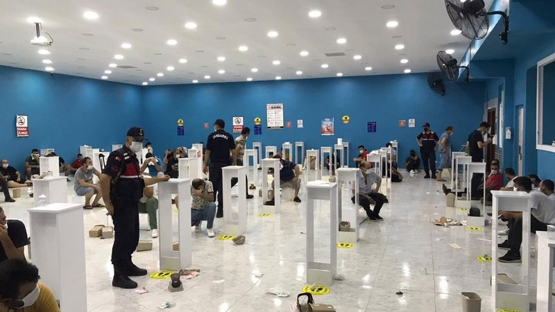 Mersin'de 112 kişi kumar oynarken yakalandı