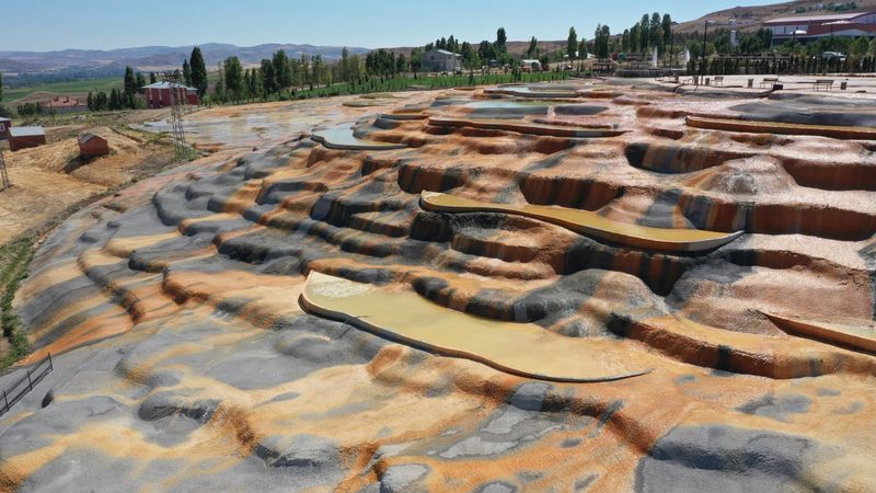 Sivas'ta Pamukkale’ye benzerliğiyle dikkat çeken Altınkale, açılışa gün sayıyor