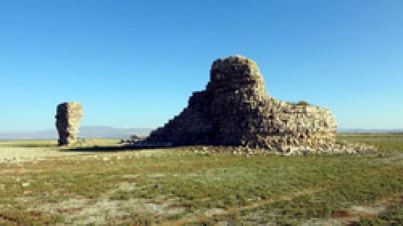 Van Gölü'nde çekilen suların altından 3 bin yıllık kale çıktı