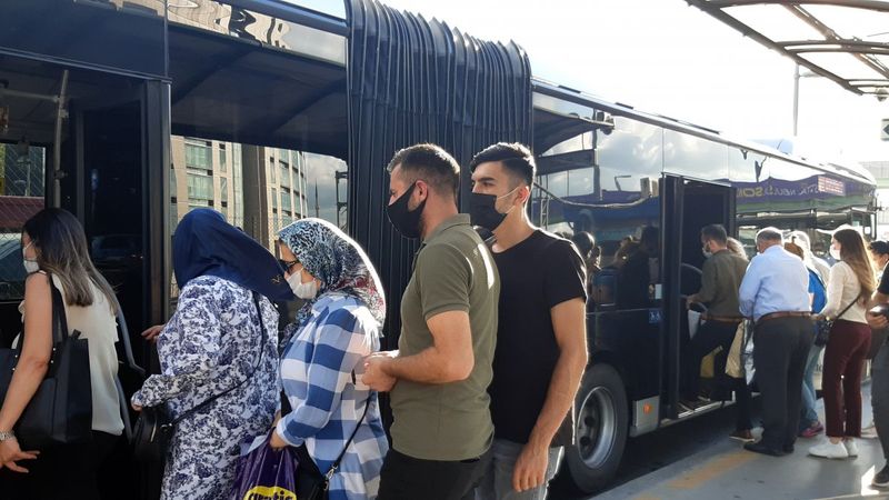 İstanbul'da metrobüslerde koronavirüs umursanmamaya devam ediyor