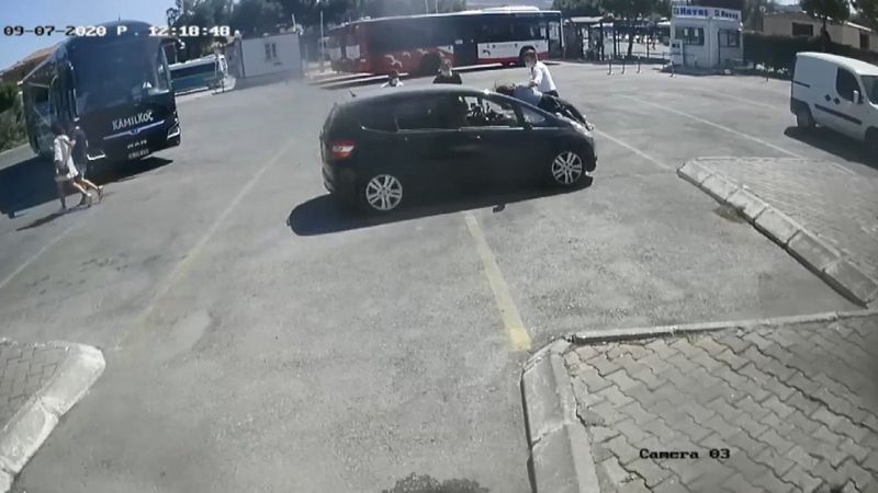 İzmir'de aracıyla sıkıştırdığı kadının ayağı kırıldı