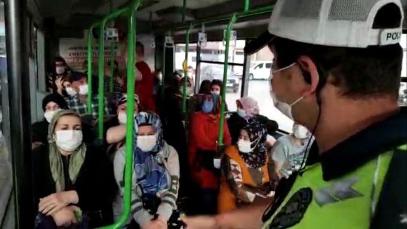 Bursa’da 40 kişiyle sosyal mesafesiz minibüs yolculuğu