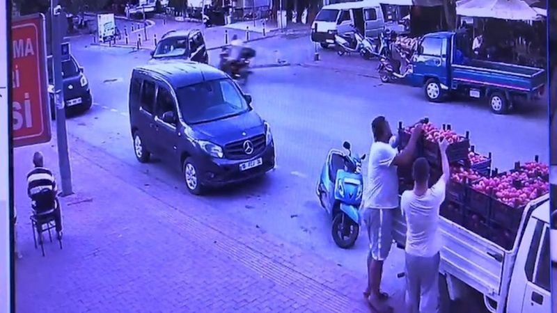 Bursa'da motosiklet otomobile çarptı