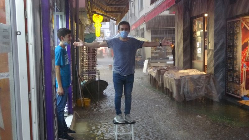 Ordu'da aniden bastıran sağanak yağış, hayatı zorlaştırdı