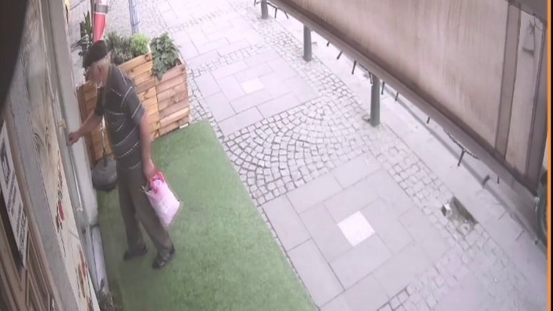 Ümraniye'de çiçek saksılarını çalan yaşlı adam