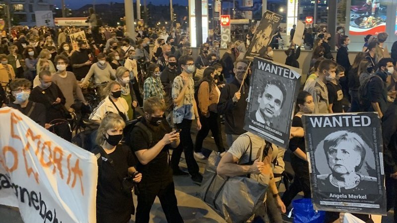 Almanya'da çadırları yanan mültecileri alın protestosu