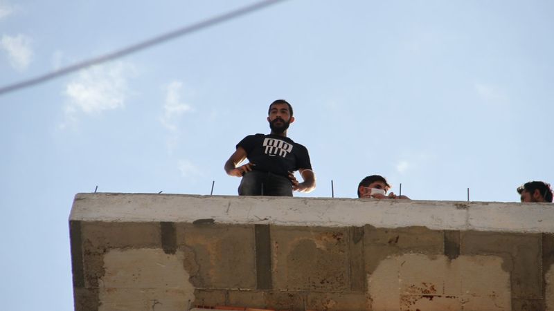 Alanya’da paralarını alamayan 10 işçi çatıya çıktı