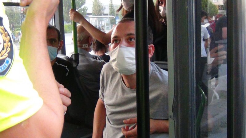 Bursa'da maske takmayan yolcuyu polise ihbar etti