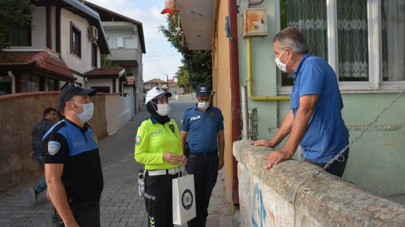 Sakarya'da maske takmayarak 3 gün karantinada kalacaklara kitapları dağıtıldı
