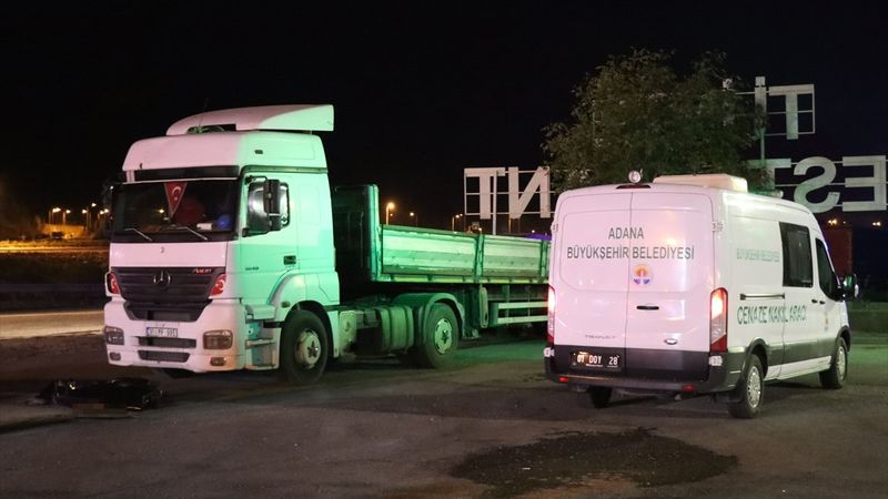 Adana'da tamir etmek istediği tırın altında kaldı