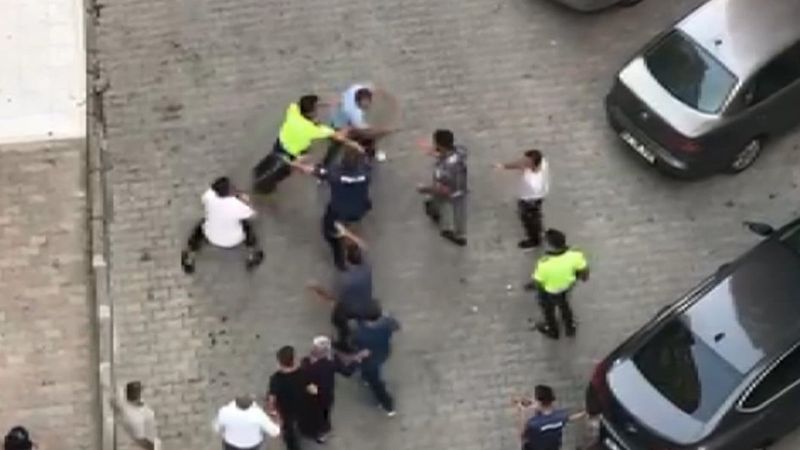 Küçükçekmece'de akrabaların kavgasını polis bile önleyemedi