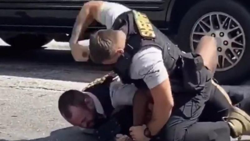 ABD'de yine polis şiddeti: Siyahi adamı defalarca yumrukladı