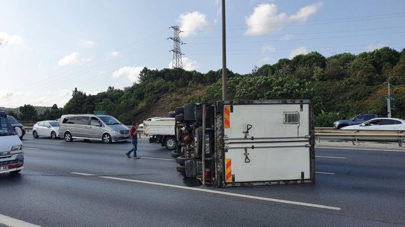 Beykoz TEM'de kamyonet yan yattı