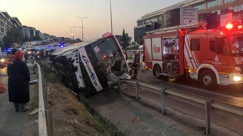 Pendik'te yolcu otobüsü devrildi