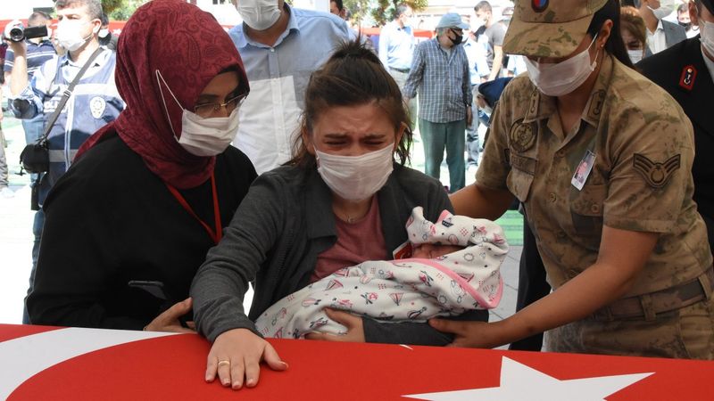 Şehit Sinan Aktay'a kundaktaki bebeğiyle veda