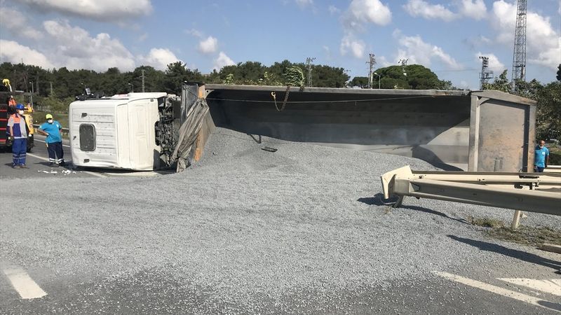 Eyüpsultan'da mıcır yüklü kamyon devrildi