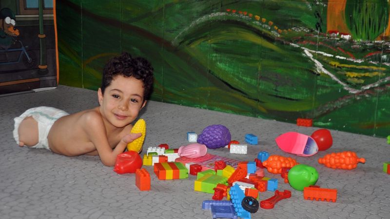 Hatay'da 2 bacağı ve 1 kolu olmayan minik Mustafa, protez istiyor