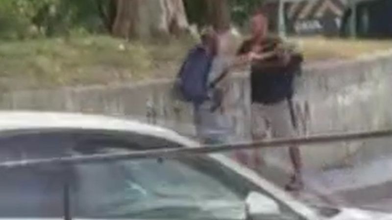 Turist kadın, erkek arkadaşına şiddet uyguladı