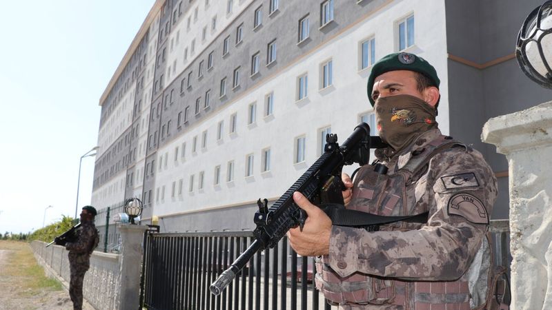 Van'da özel harekat polisleri karantina nöbeti tutuyor