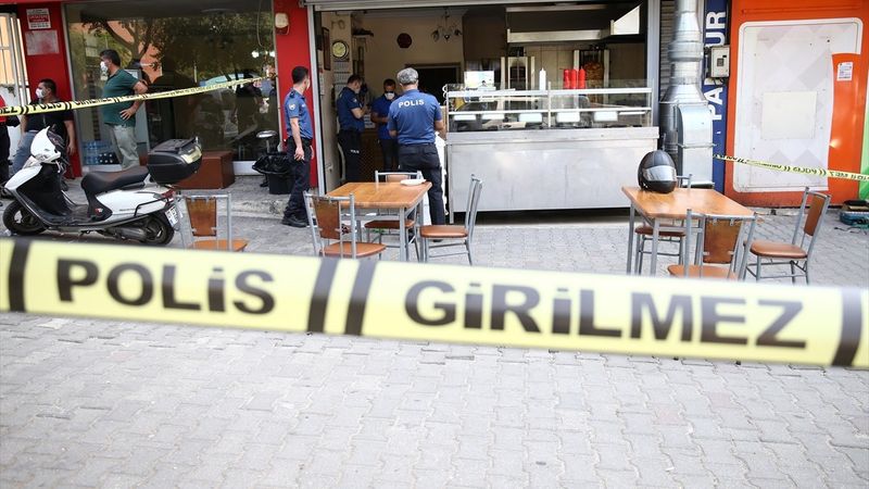Adana’da tavuk döner yapan kafeyi basıp, 2 kişiyi yaraladılar