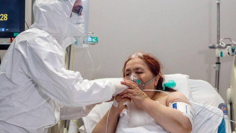 Testi negatife dönen hasta doktorun elini öperek teşekkür etti