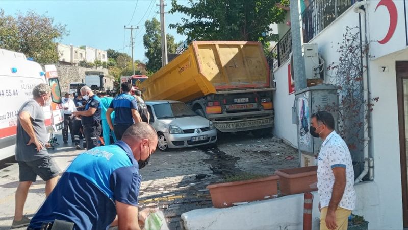 Bodrum'da yokuş çıkan tırdan ayrılan dorse, otomobillere ve iş yerine çarptı