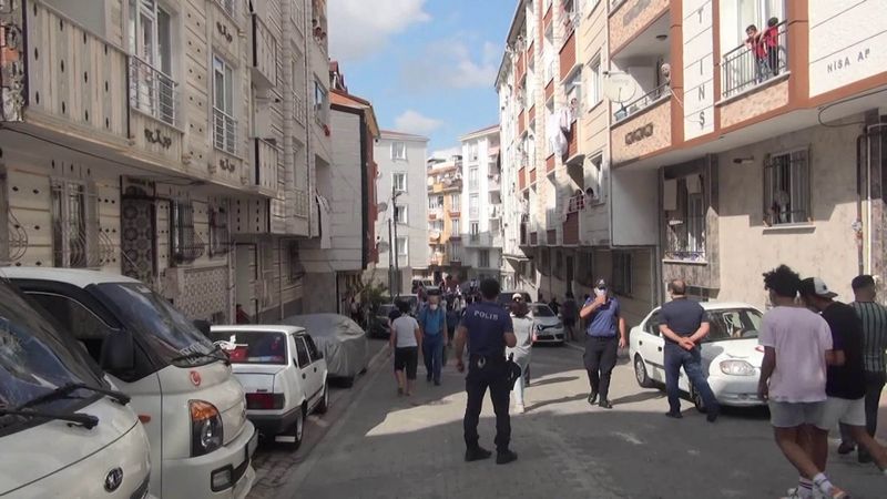 Esenyurt'ta zabıta ile seyyar satıcılar arasında arbede çıktı