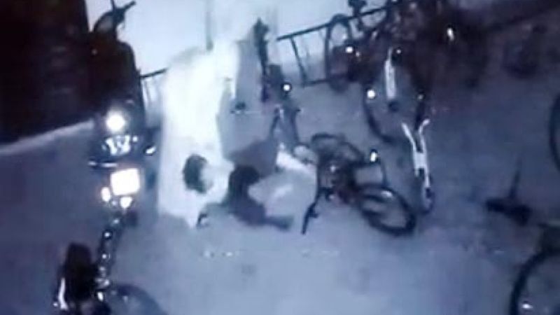 Gaziantep'te komşularının çocuğuna şiddet uygulayan çift kamerada