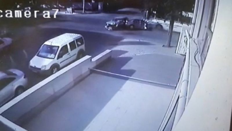 Isparta'da 1’i otobüs 3 aracın birbirine girdiği kaza kamerada