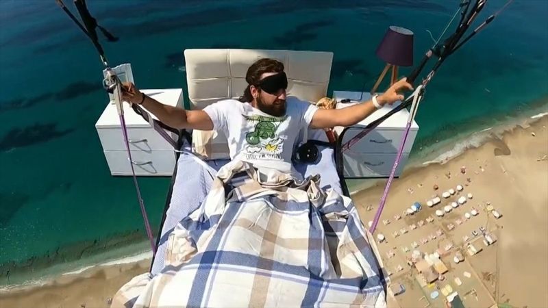 Antalya'da yamaç paraşütüne bağlanan yatağa gökyüzünde uzandı