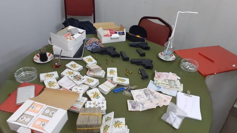 Bursa'da koronaya aldırış etmeden portatif çadır kurup kumar oynadılar