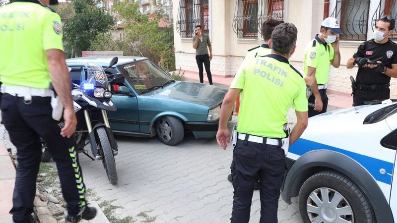 Kütahya'da polisten kaçan sürücüye arabasının parası kadar ceza